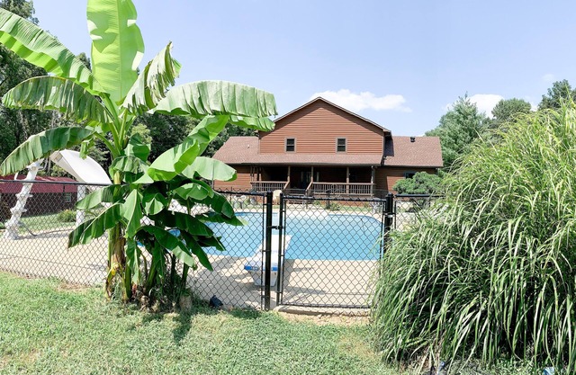 CMR Hideaway Lodge poolside Barren County near Barren River Lake