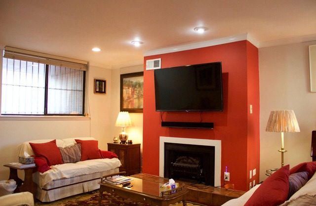 Cntr-city lux 2BR 2.5BA townhouse with free parking close to all amenities.