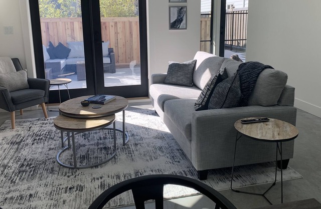 COACH HOUSE-Self Contained Oasis Just For You