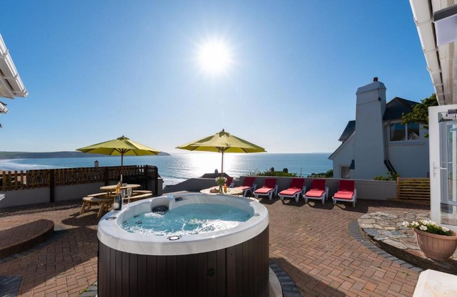 Coast View - 5 bedrooms with hot tub & sea views