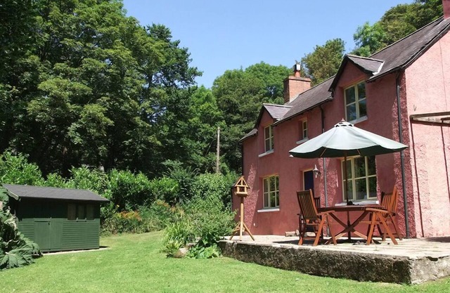COASTAL 'chocolate box' hideaway in National Trust woodland - Visit Wales rated.