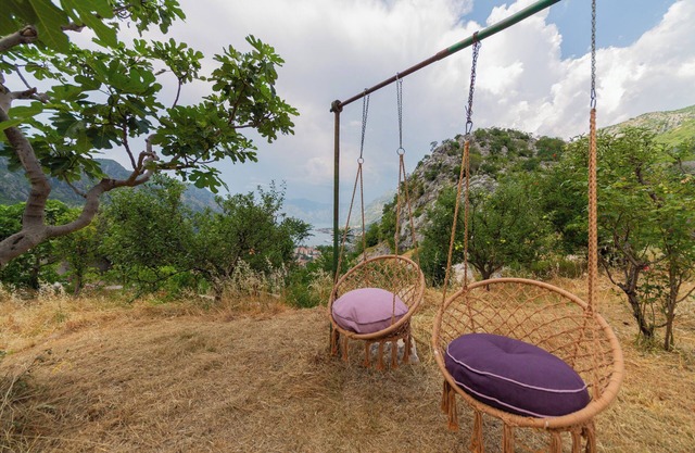 Coastal Comfort 2 BDR Apartment w/Garden Escape