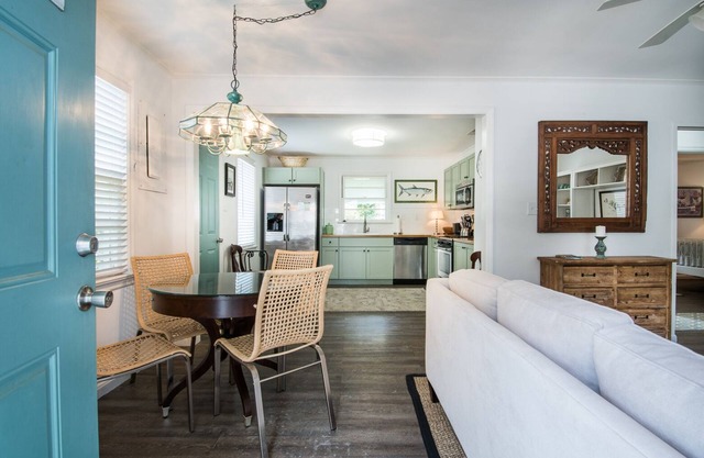 Coastal Cottage on Shem Creek - near Sullivan's Island and Downtown