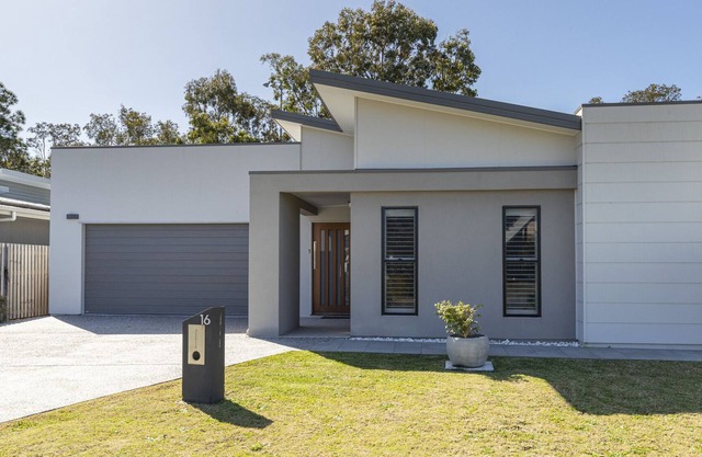 Coastal Family-sized Getaway, Close to Everything