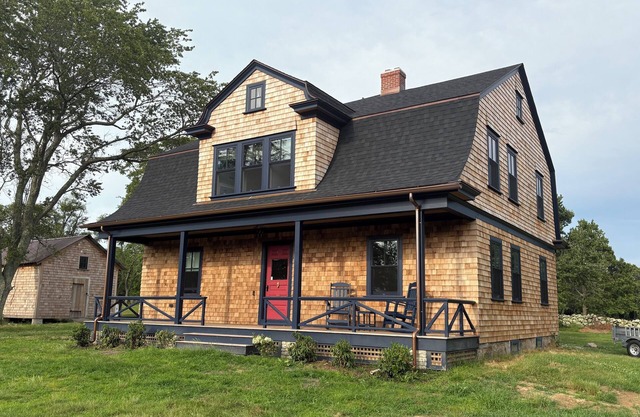 Coastal Farmhouse-Newly Renovated. Minutes drive to Narragansett and the Beaches