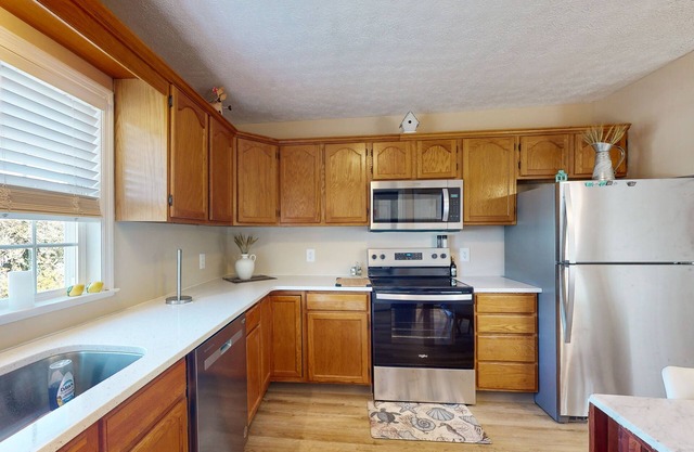 Coastal home with patio, close to beach and local attractions