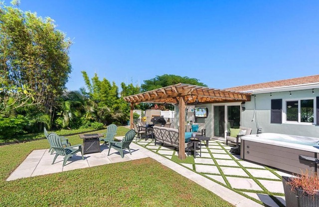 Coastal Retreat 3 bedroom 2 bath with Hot Tub