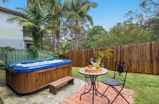 Coastal self-contained unit, with Hot Tub! Pets welcome. 5 min walk to beach!