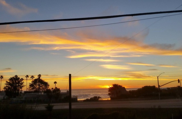 Coastal VIEWS with easy SURF ACCESS. Home with yard and spa.pets considered!