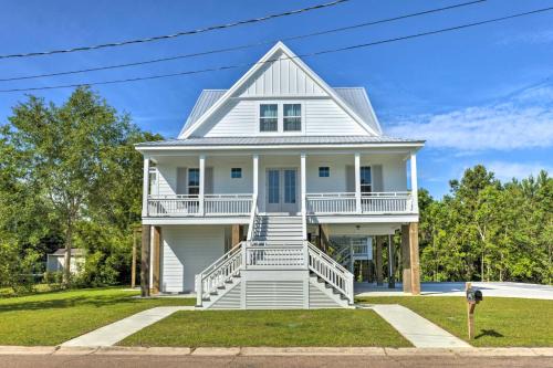 Coastal Waveland House half Block to Pub Beach