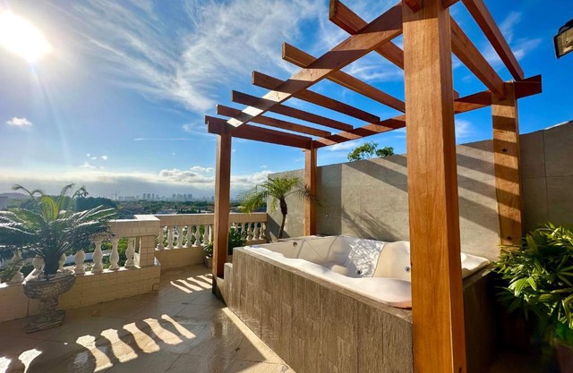Cobertura de 3 quartos com hidromassagem e vista do por-do-sol