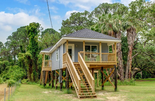 Coconut Cottage - Feel Like You Are Sleeping In A Treehouse! Bikes Included - Close To Bike Trail 2 Bedroom Home by Redawning