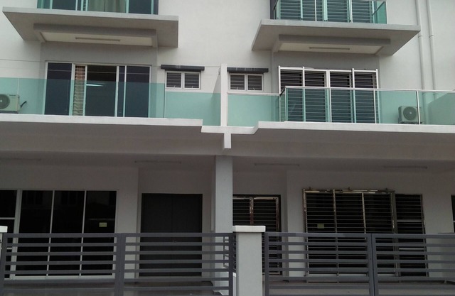 Coconut HomeStay Tanjong Karang ，Selan. .椰子民宿是渡假的好地方→屋子明亮→客厅和房间很宽阔→是悠庄地方，这里出入方便。
