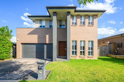 Colebee Modern 5BR House Spacious & Close to Park