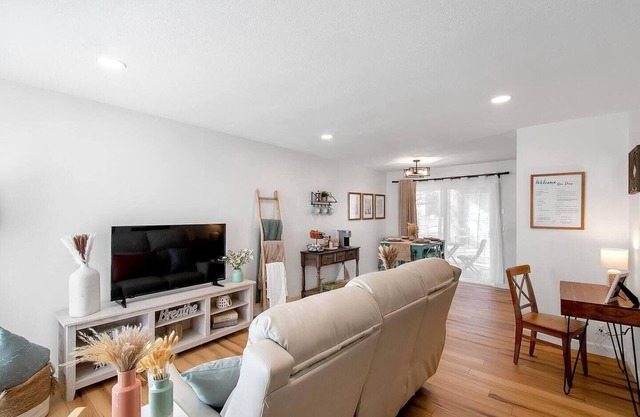 Come and enjoy our coastal themed 2 bed, 1 bath apartment