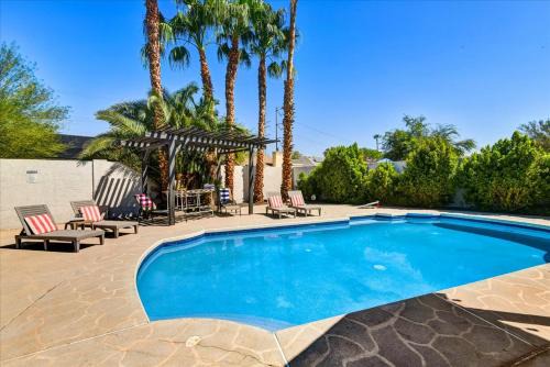 Come As You Are With Free Heated Pool!
