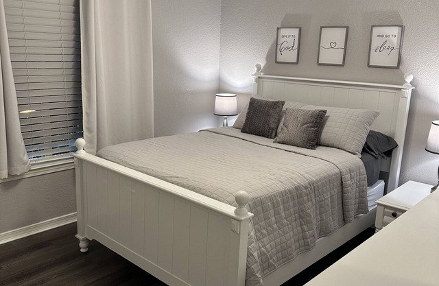 Come relax at Kozy on Kipling. Close to shopping, eats, hospital,university, i10