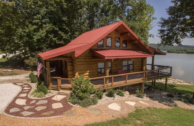 Come relax & enjoy our luxury log cabin, watch barges on banks of the Ohio River