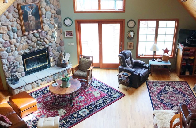 Come to Where the Eagles Soar! Firewood included with winter stays!