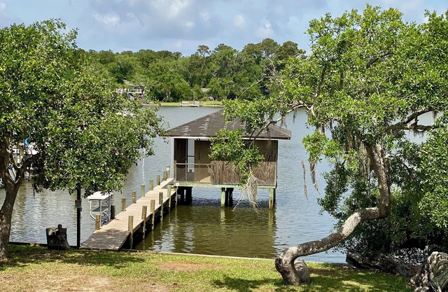 Come & unwind at Bama Breeze, a peaceful hideaway on Bon Secour Bay.