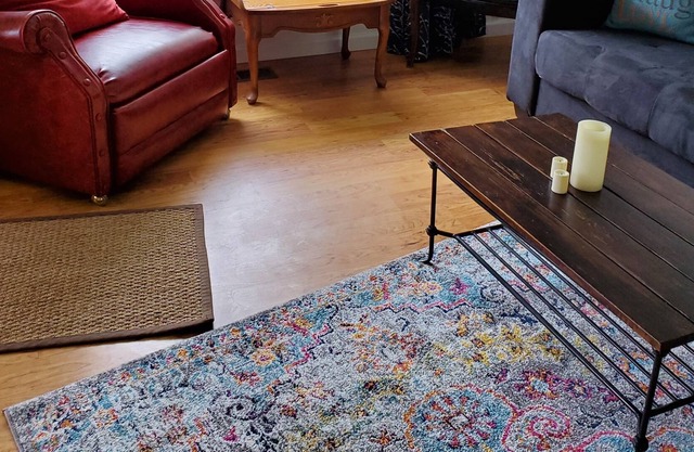 Comfortable 2 bedroom close to U of Oregon, downtown, buses, shops & hospitals.