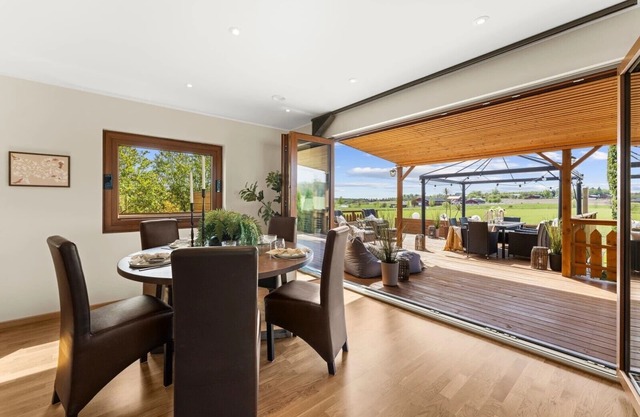 Comfortable 3-bedroom house with many free parking, garage and great views.