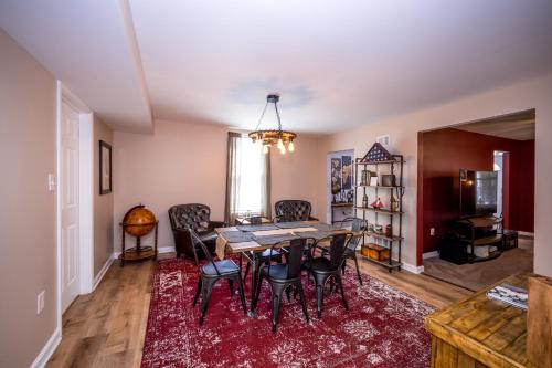 Comfortable And Quiet 3-bedroom-walk To Downtown