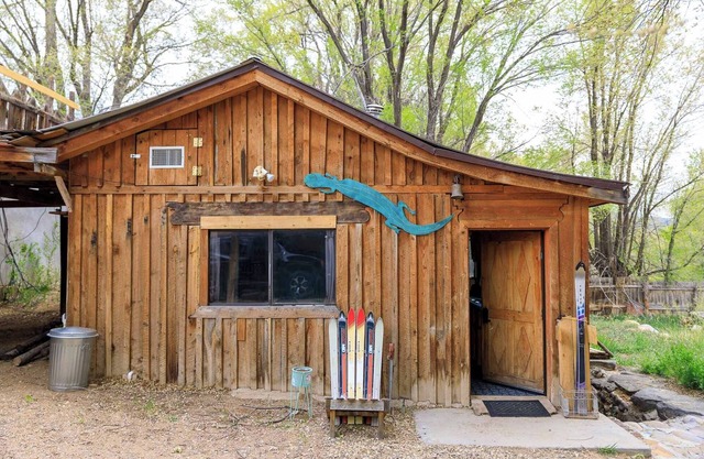 Comfortable Casita centrally located to the myriad of experiences here in Taos!