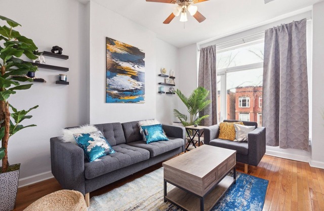 Comfortable Condo in the Heart of Bronzeville by RedAwning