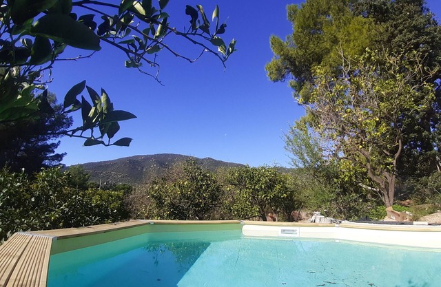 Comfortable country house with garden and private pool, 4km from Solanas beach.