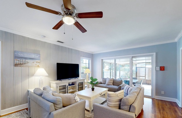 Comfortable, dog-friendly home with private pool, washer/dryer & central AC