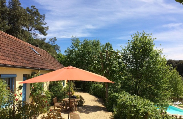 Comfortable cottage in a wooded area by the pool near Sarlat