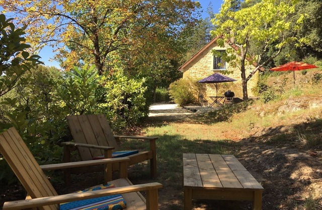 Comfortable cottage in a wooded area by the pool near Sarlat