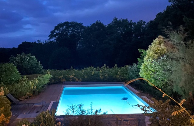 Comfortable gîte, spacious garden with swimming pool, close to the Erdre river.