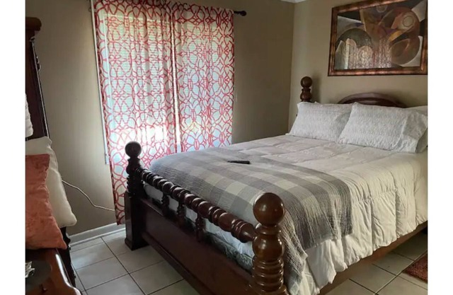 Comfortable guest unit, bedroom(1) and bathroom(1)