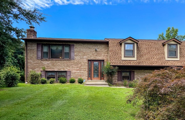 Comfortable home outside of DC with private pool, balcony, washer/dryer, & AC