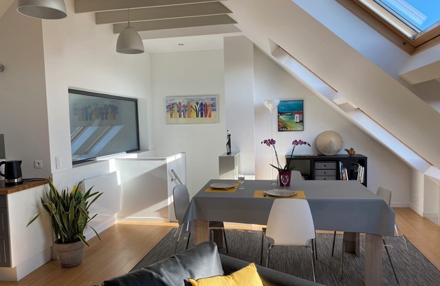 Comfortable, spacious contemporary apartment close to the ocean