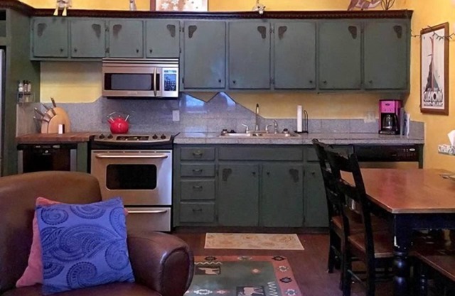 Comfortable Taos Ski Valley Condo sleeps 9 with Full Kitchen