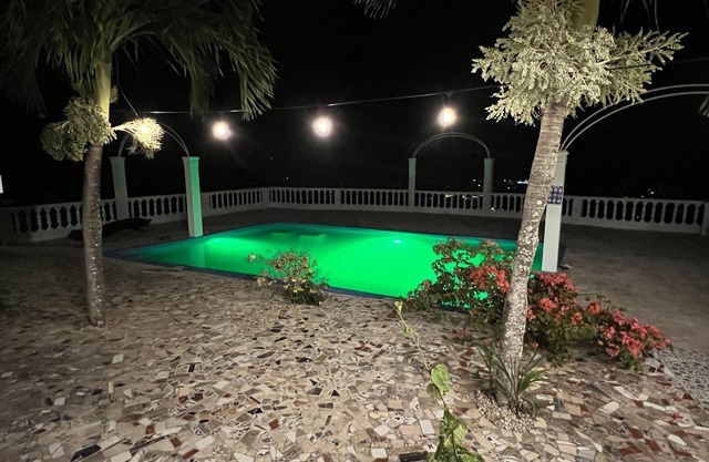 Comfortable two twin bed room with private bathroom, New, balcony & Ocean view