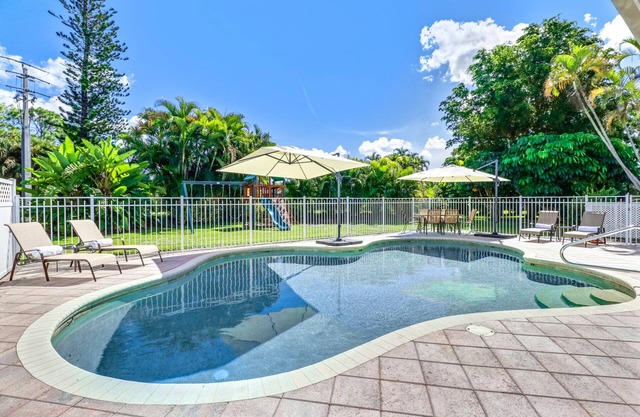 Comfortably-Chic, Pool Home Retreat, Old Naples, Beaches, Shops & Restaurant