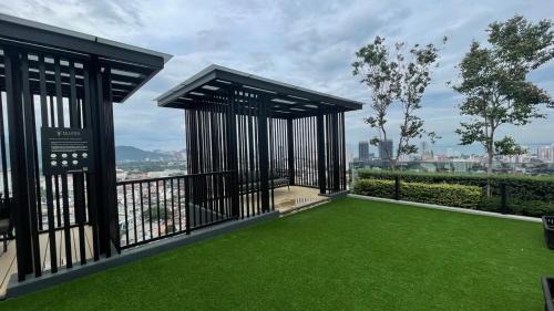 Comfy 2BR Sunny Suite Sky Pool & Stunning Views