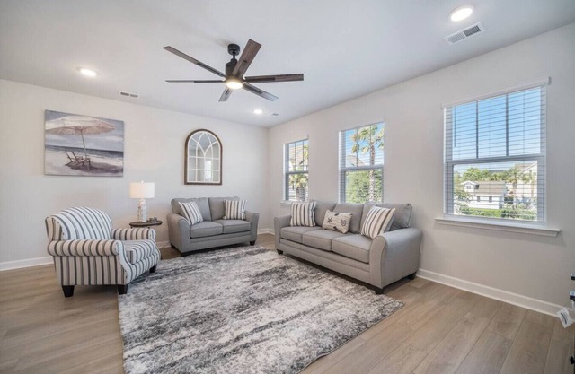 Comfy 3br/2.5ba Townhome~Access to Community Pool!