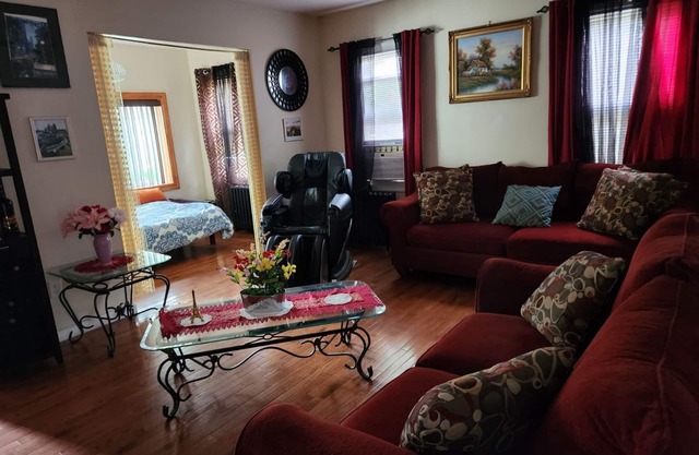 Comfy 4 bed house in NY. 20 min from NYC by train 20 min from JFK & LGA