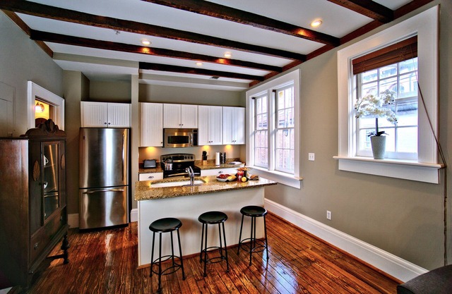 Comfy Carriage House Steps from River