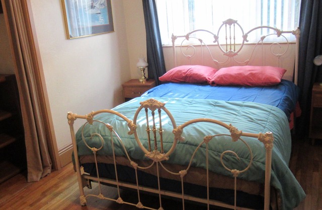 Comfy Chico Home near FWY with Hot Tub {pet friendly}