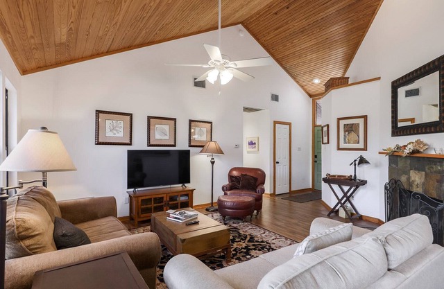 Comfy, cozy, private 2 bedroom home in Zilker.