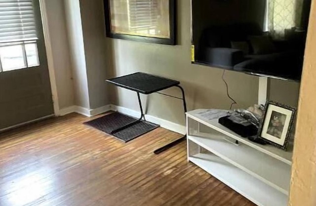 Comfy! Near airport yet quite Pittsburgh quick