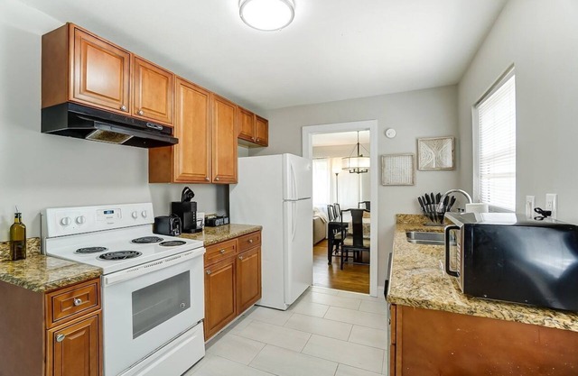 Comfy Uptown Cottage! King Bed in Enderly Park