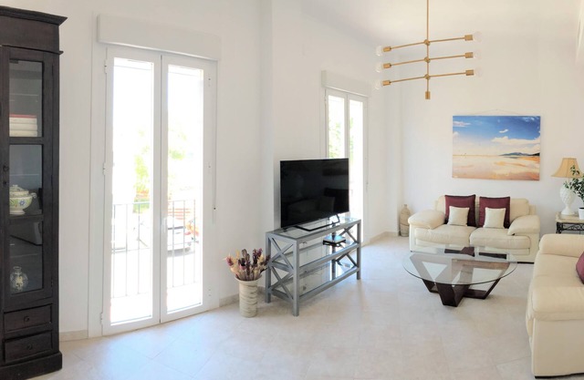 ¡confortable y Bonito, a 15 km de Sevilla y a 5 km del Aeródromo de La Juliana!