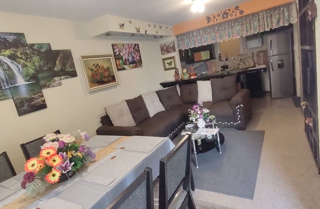 Confortable y Moderna Casa Familiar